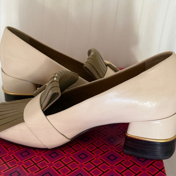 Tory Burch Cream and Tan Leather Loafers with Fringe - Picture 6 of 7